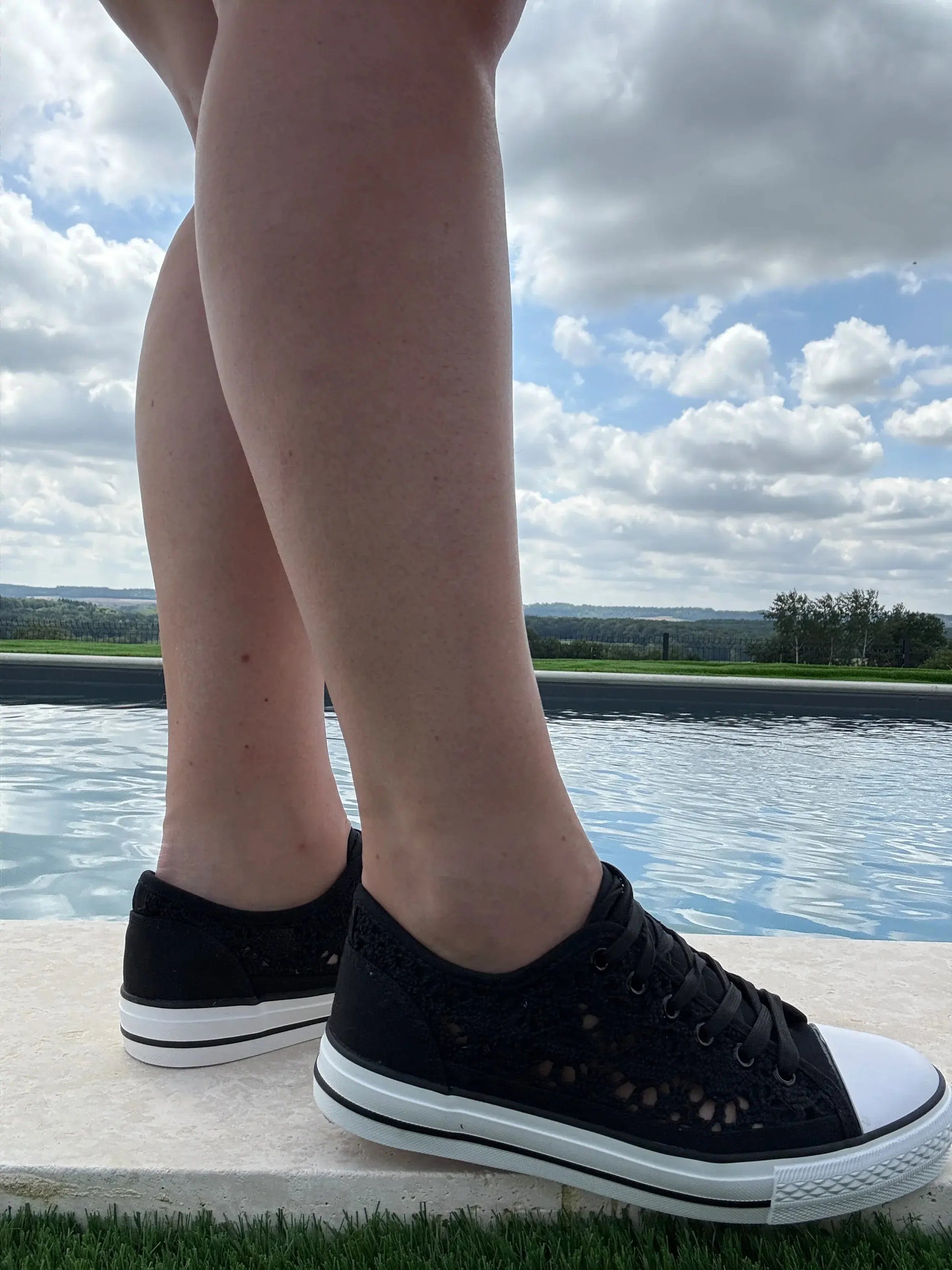 Chaussures baskets basses à dentelle noir en tissu style converse Le Petit Placard