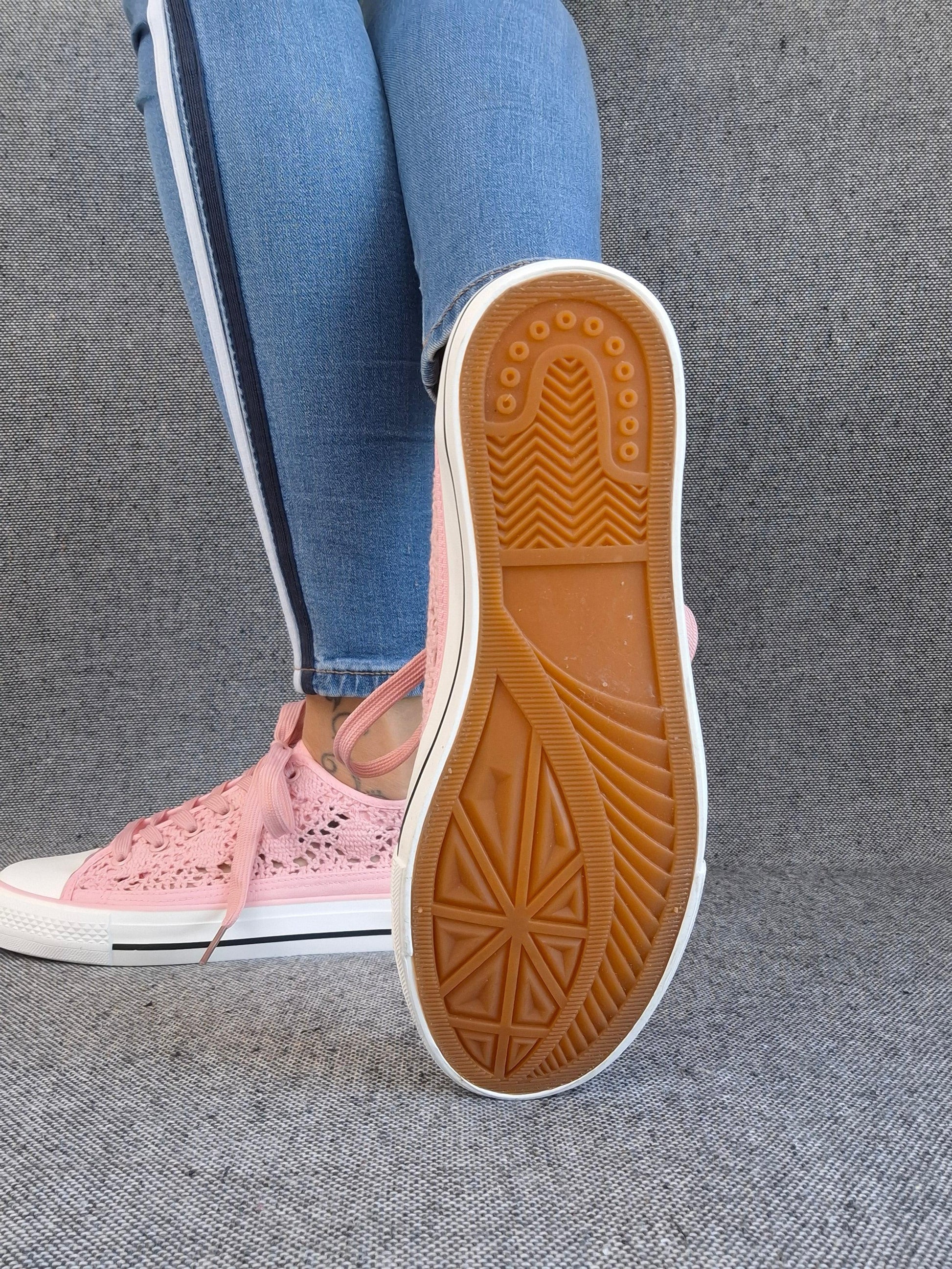 Chaussures baskets basses à dentelle rose en tissu style converse Le Petit Placard