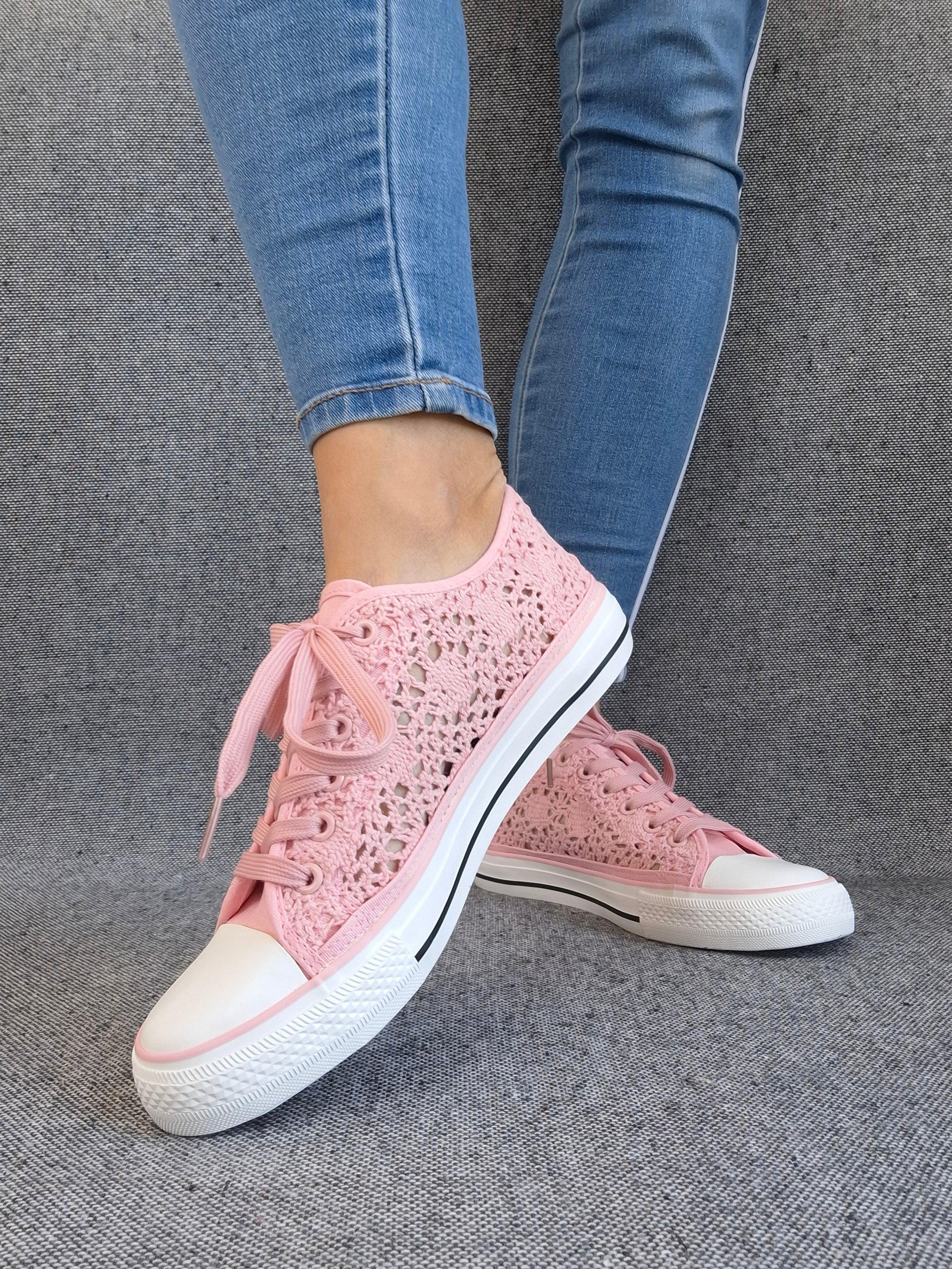 Chaussures baskets basses à dentelle rose en tissu style converse Le Petit Placard