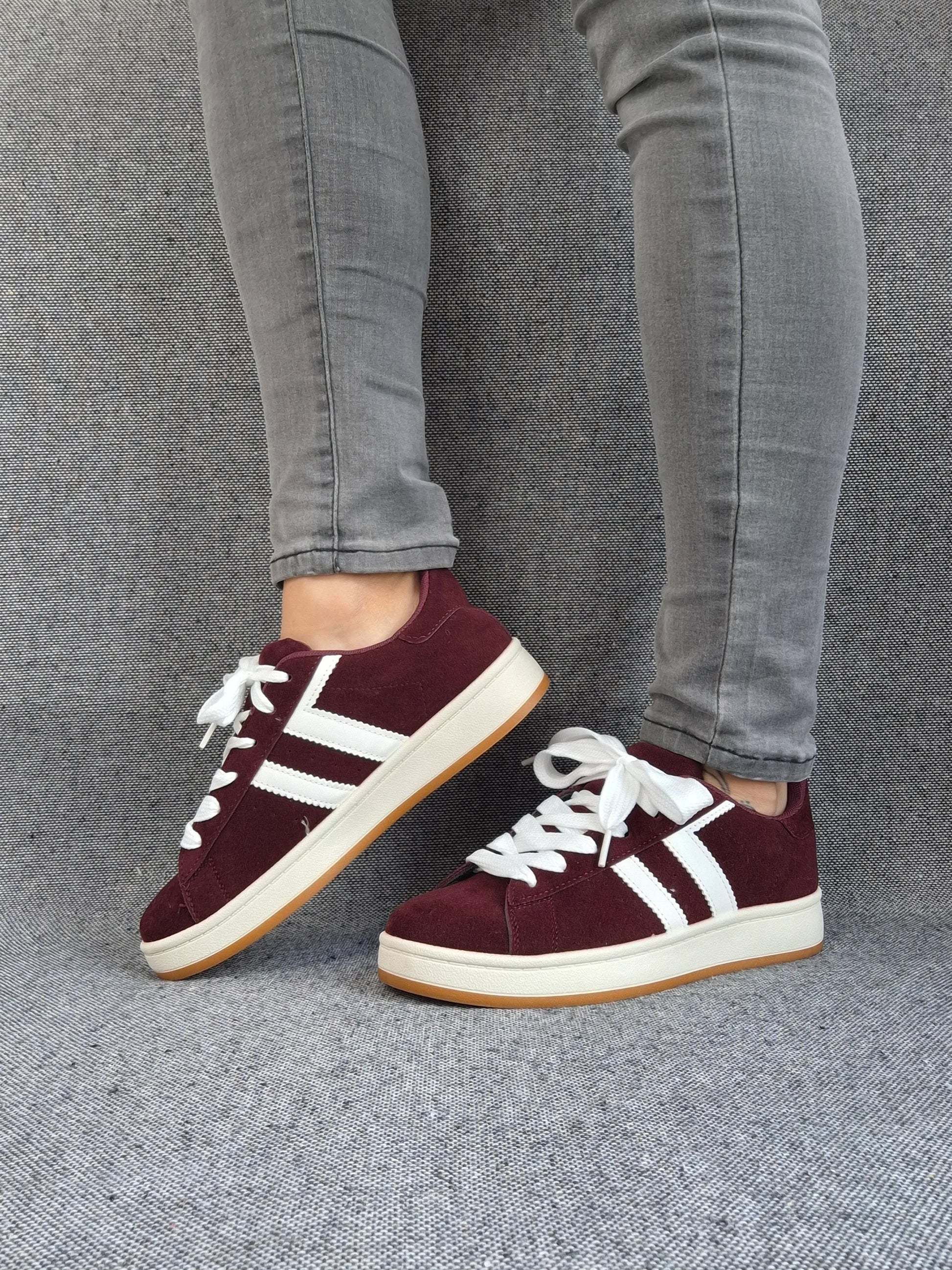 Chaussures baskets basses bordeaux à bandes blanches style campus Le Petit Placard