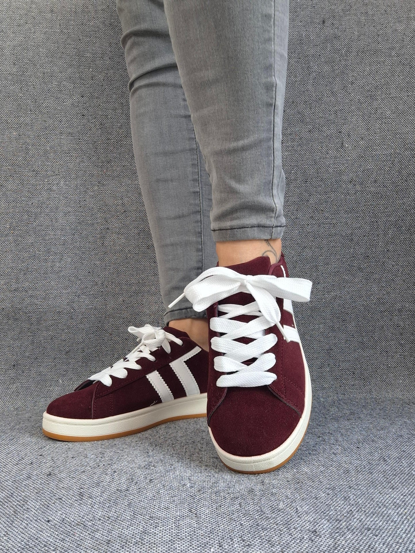Chaussures baskets basses bordeaux à bandes blanches style campus Le Petit Placard
