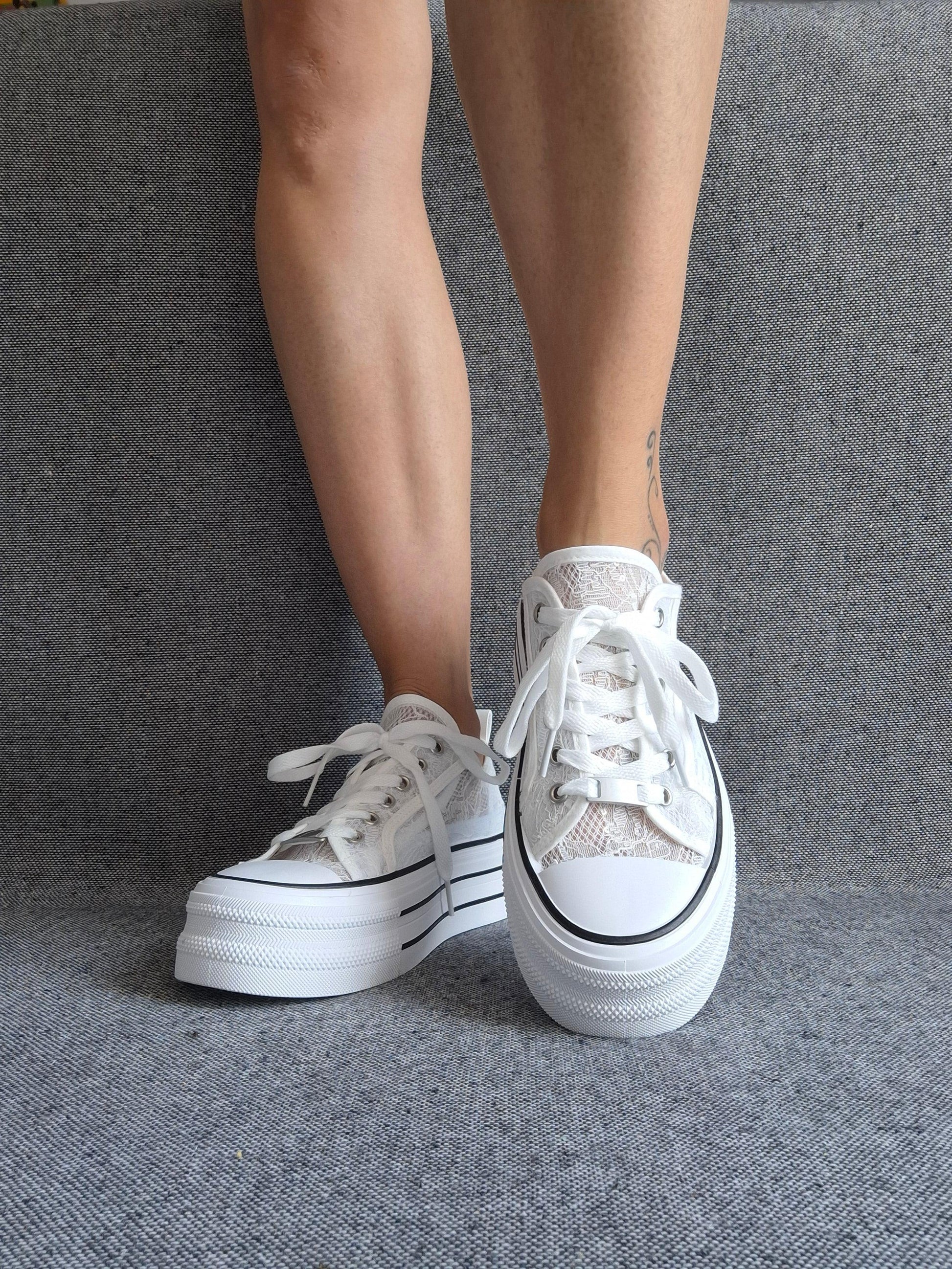 Chaussures baskets basses compensées dentelle fine blanche style converse Le Petit Placard