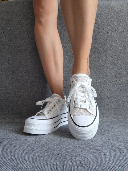 Chaussures baskets basses compensées dentelle fine blanche style converse Le Petit Placard