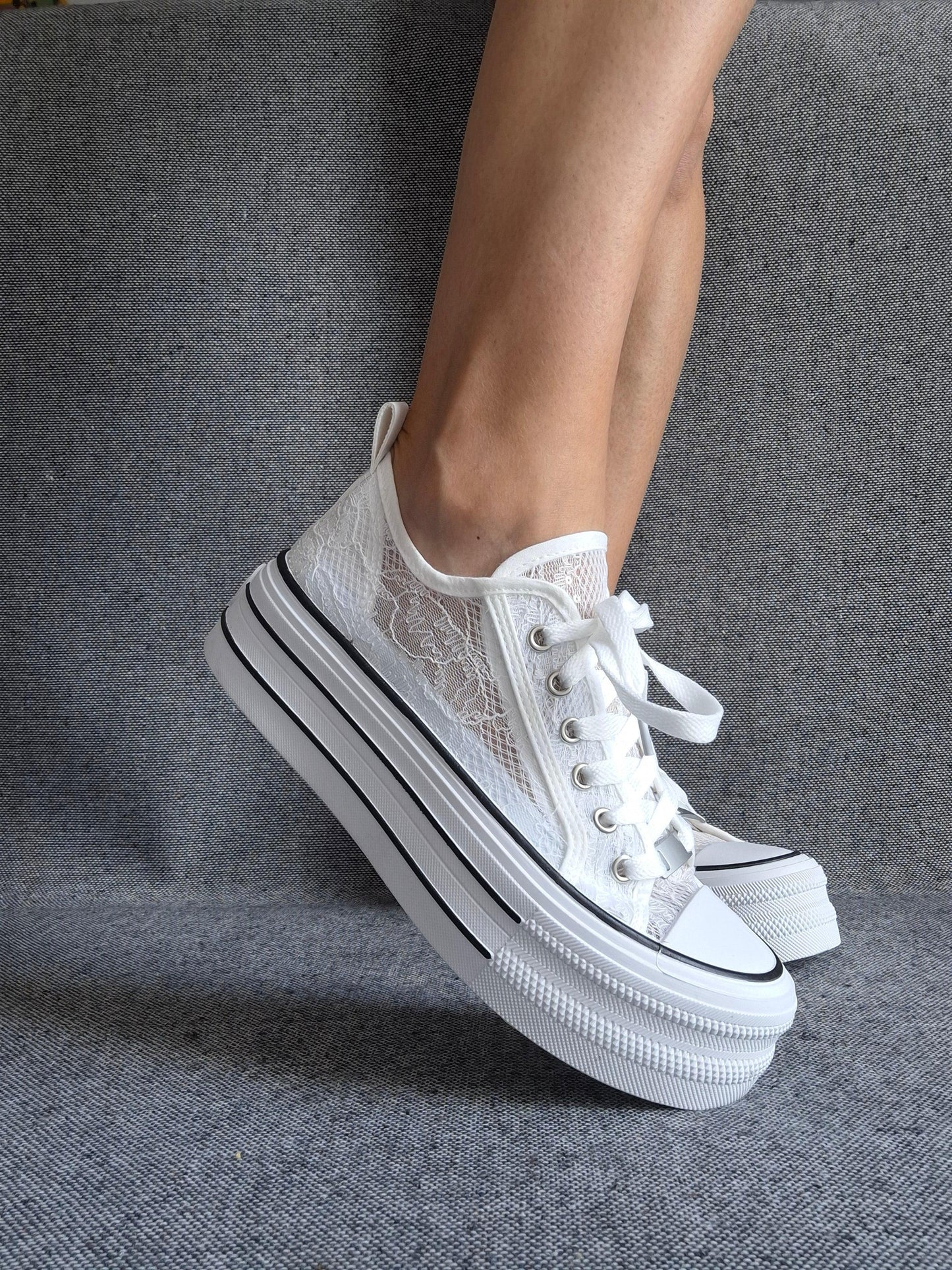 Chaussures baskets basses compensées dentelle fine blanche style converse Le Petit Placard