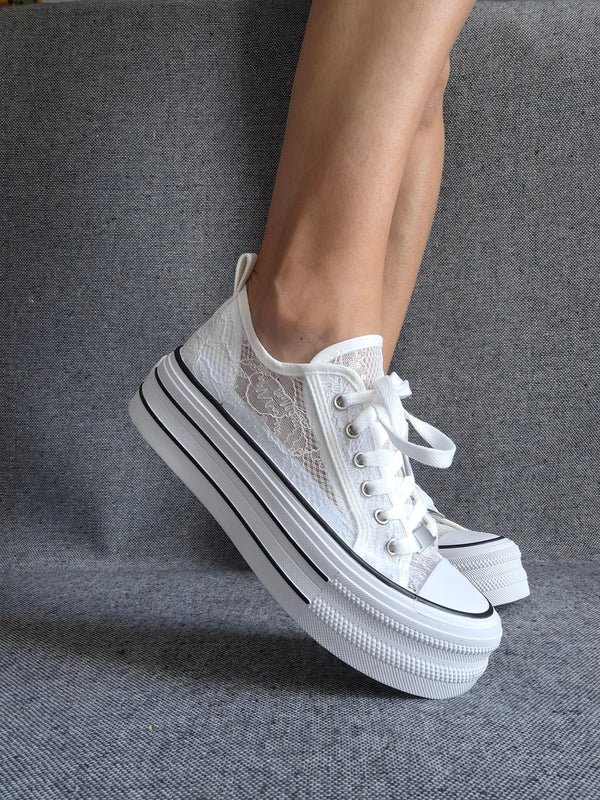 Chaussures baskets basses compensées dentelle fine blanche style converse Le Petit Placard