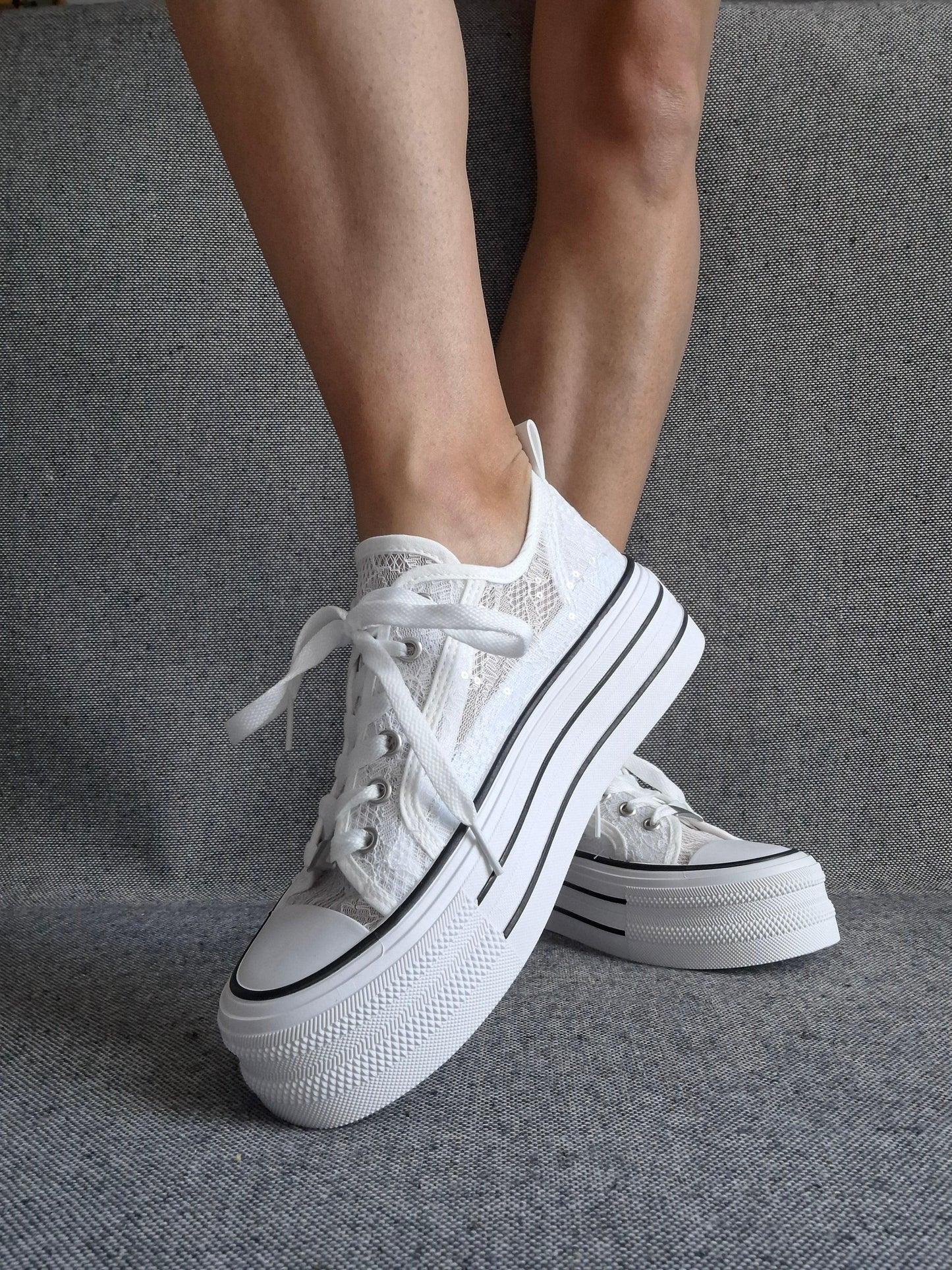 Chaussures baskets basses compensées dentelle fine blanche style converse Le Petit Placard