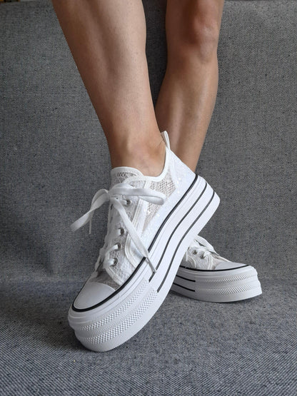 Chaussures baskets basses compensées dentelle fine blanche style converse Le Petit Placard