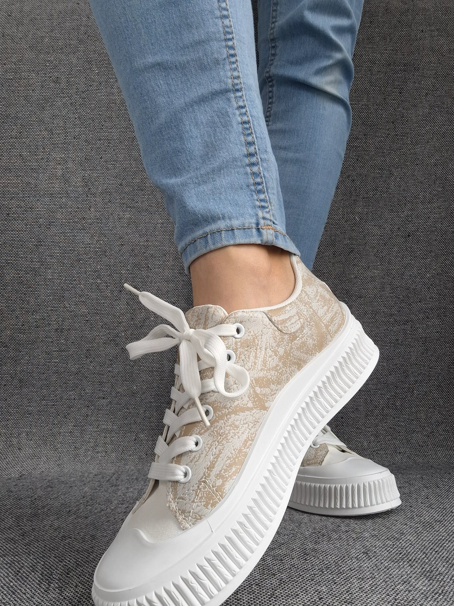 Chaussures baskets basses en simili beige strié et blanc type converse Le Petit Placard