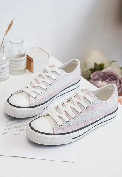 Chaussures baskets basses en tissu dentelé irisé multicolore style Converse, lacets blancs et semelle blanche avec bord noir.