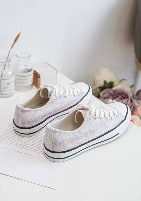 Chaussures baskets basses en tissu dentelé avec reflets irisés multicolores style Converse, vue angle arrière sur fond blanc.