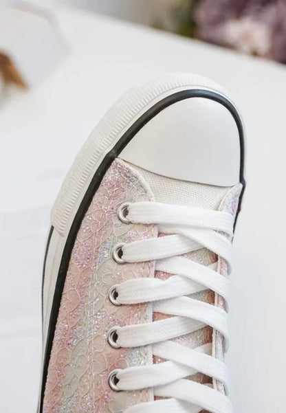 Chaussure basket basse en tissu dentelé irisé multicolore, lacets blancs et ouverture œillets métalliques, style Converse.