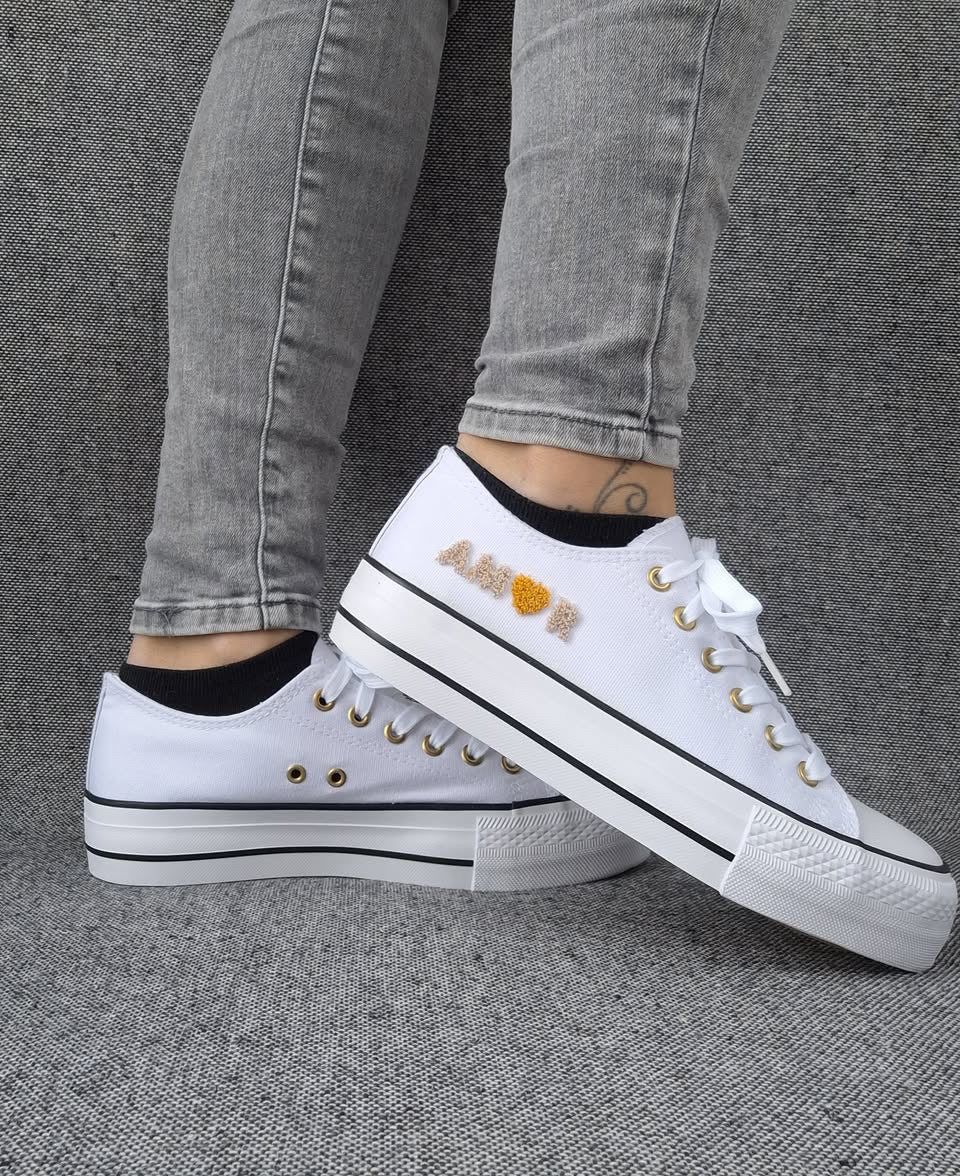 Chaussures baskets basses en toile blanche avec inscription “Amor” style converse Le Petit Placard