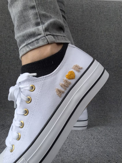 Chaussures baskets basses en toile blanche avec inscription “Amor” style converse Le Petit Placard