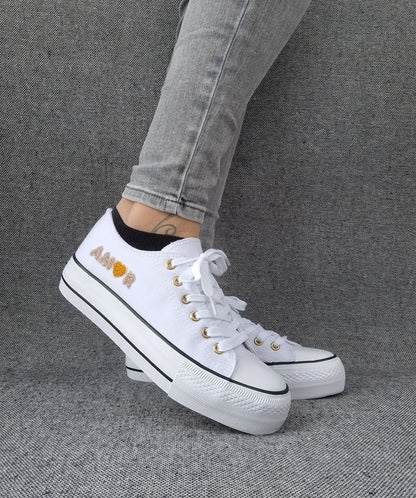 Chaussures baskets basses en toile blanche avec inscription “Amor” style converse Le Petit Placard