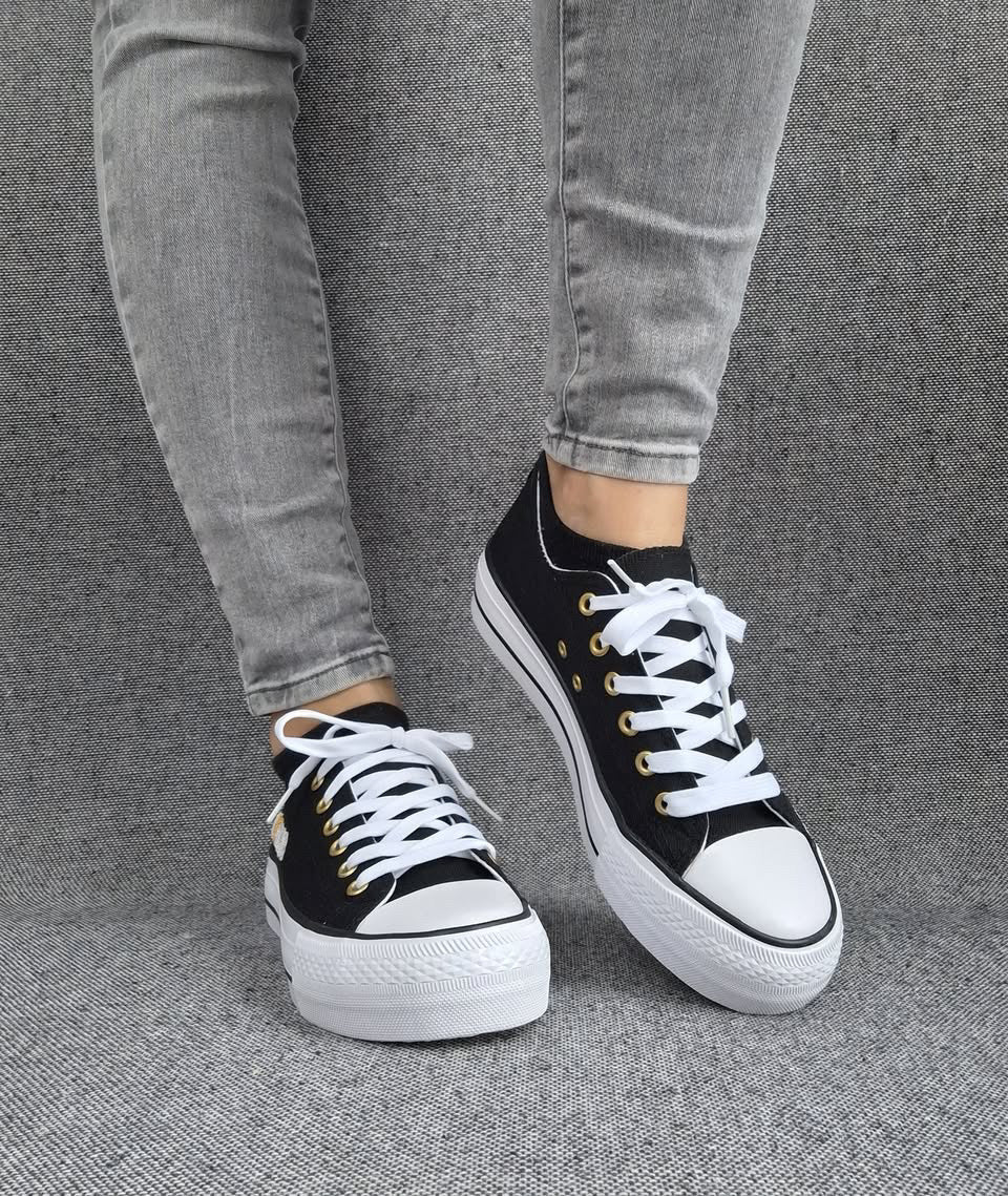 Chaussures baskets basses en toile noir avec inscription “Amor” style converse Le Petit Placard