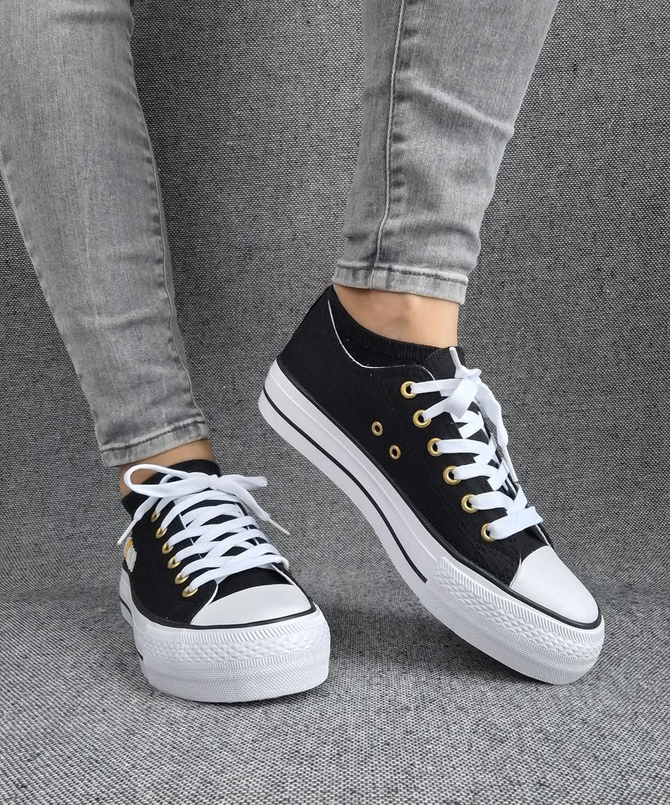 Chaussures baskets basses en toile noir avec inscription “Amor” style converse Le Petit Placard