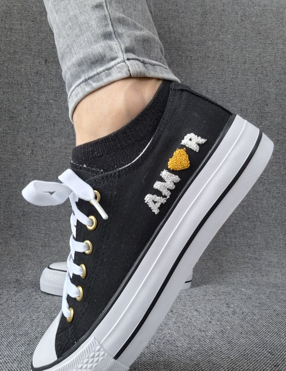 Chaussures baskets basses en toile noir avec inscription “Amor” style converse Le Petit Placard