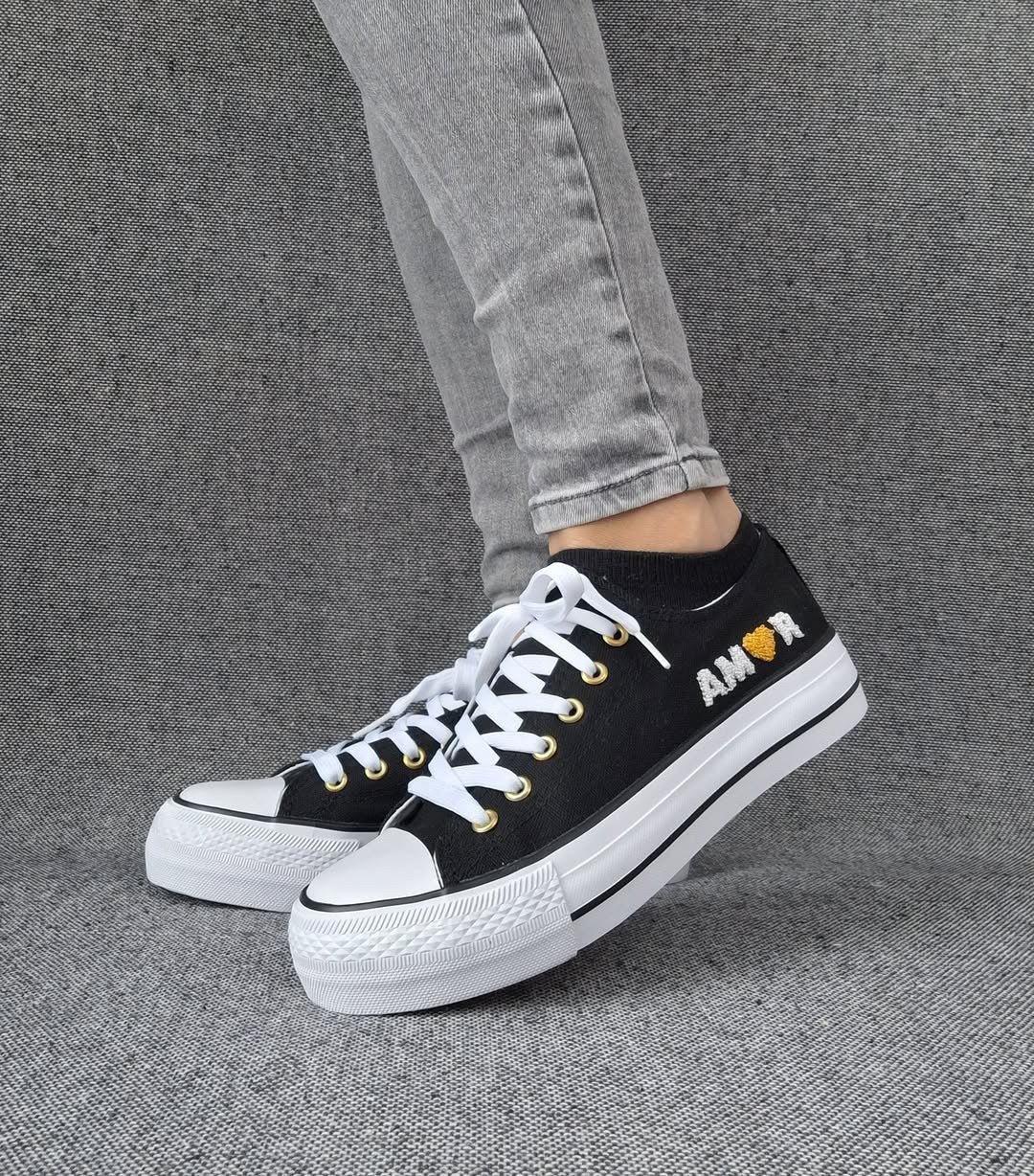 Chaussures baskets basses en toile noir avec inscription “Amor” style converse Le Petit Placard