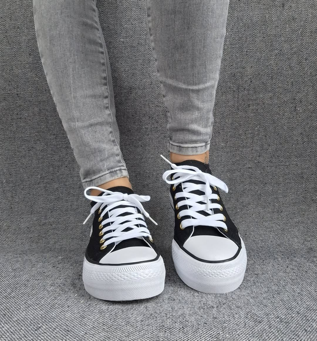 Chaussures baskets basses en toile noir avec inscription “Amor” style converse Le Petit Placard