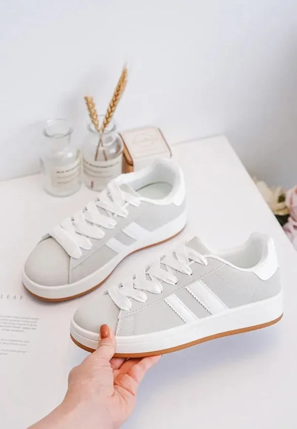 Chaussures baskets basses grises à rayures blanches style sneakers Le Petit Placard