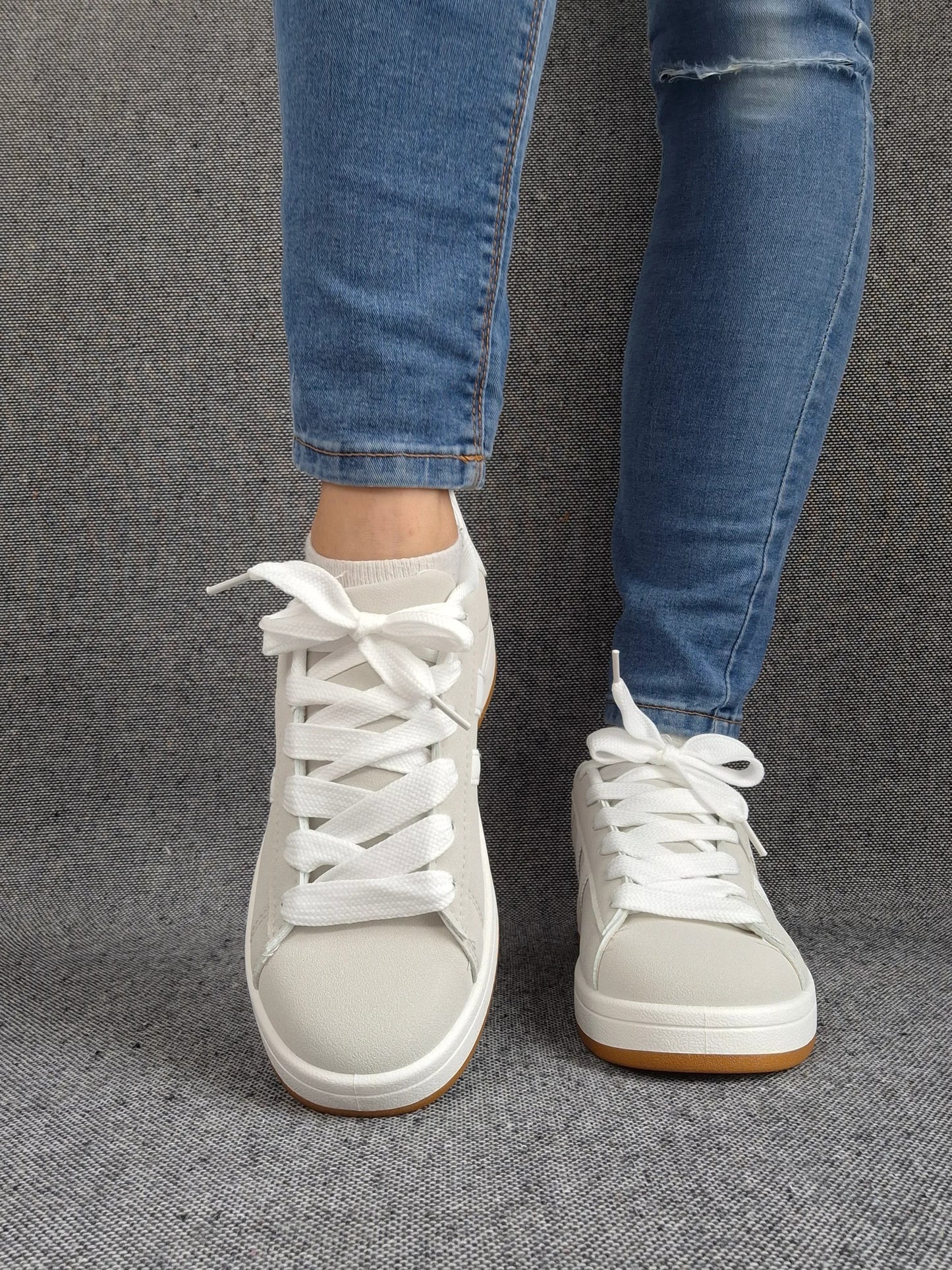 Chaussures baskets basses grises à rayures blanches style sneakers Le Petit Placard