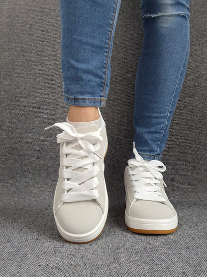 Chaussures baskets basses grises à rayures blanches style sneakers Le Petit Placard