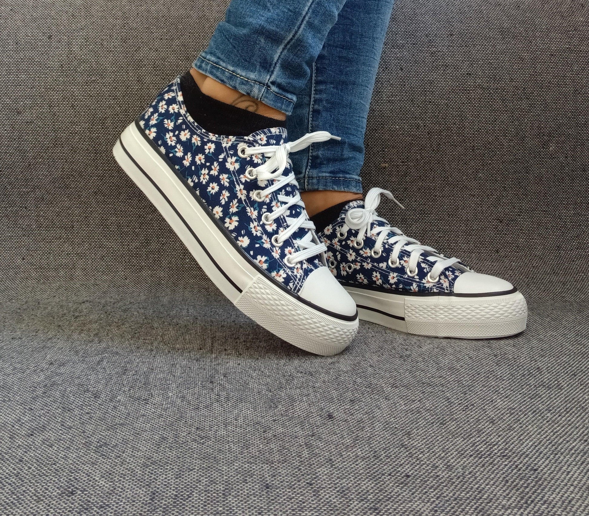 Chaussures baskets basses motifs liberty fleurs bleu marine en tissu type converse Le Petit Placard