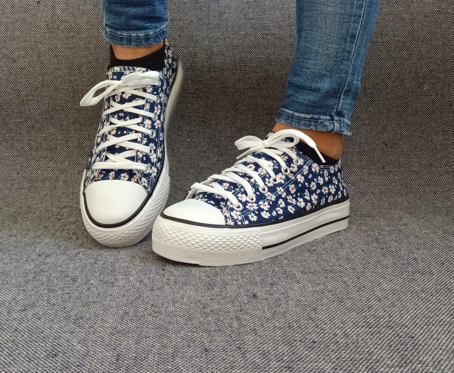 Chaussures baskets basses motifs liberty fleurs bleu marine en tissu type converse Le Petit Placard