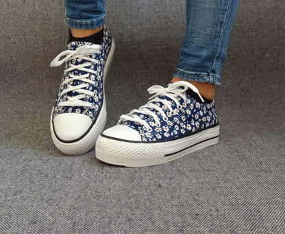 Chaussures baskets basses motifs liberty fleurs bleu marine en tissu type converse Le Petit Placard