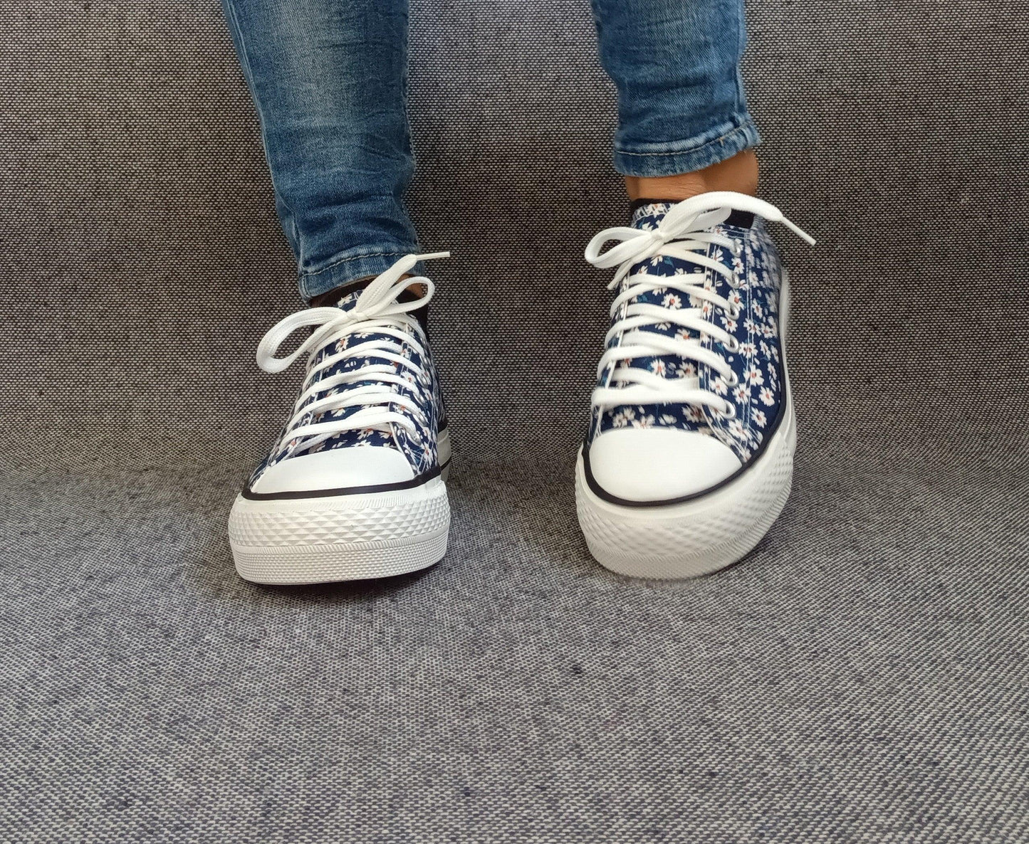 Chaussures baskets basses motifs liberty fleurs bleu marine en tissu type converse Le Petit Placard