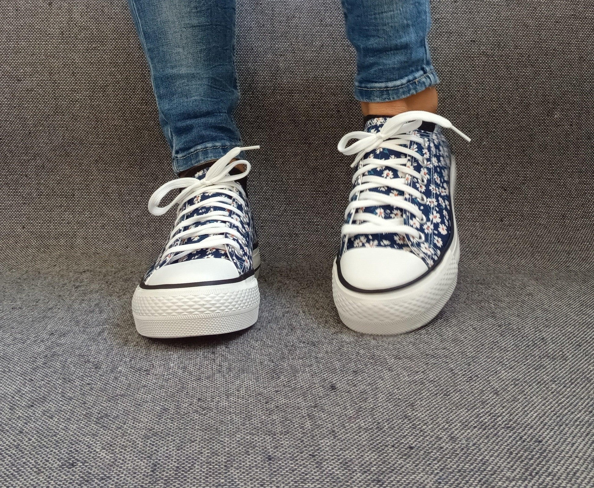 Chaussures baskets basses motifs liberty fleurs bleu marine en tissu type converse Le Petit Placard