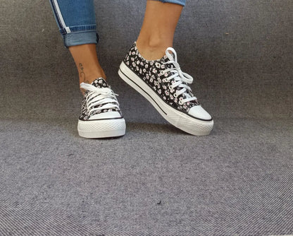 Baskets basses motifs liberty fleurs noires en tissu type converse - Le Petit Placard