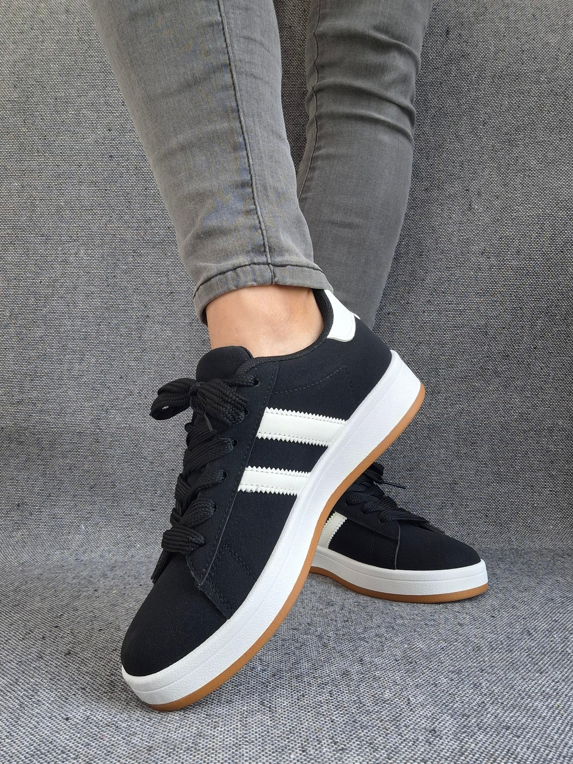 Chaussures baskets basses noir à rayures blanches lacets noirs style sneakers campus Le Petit Placard
