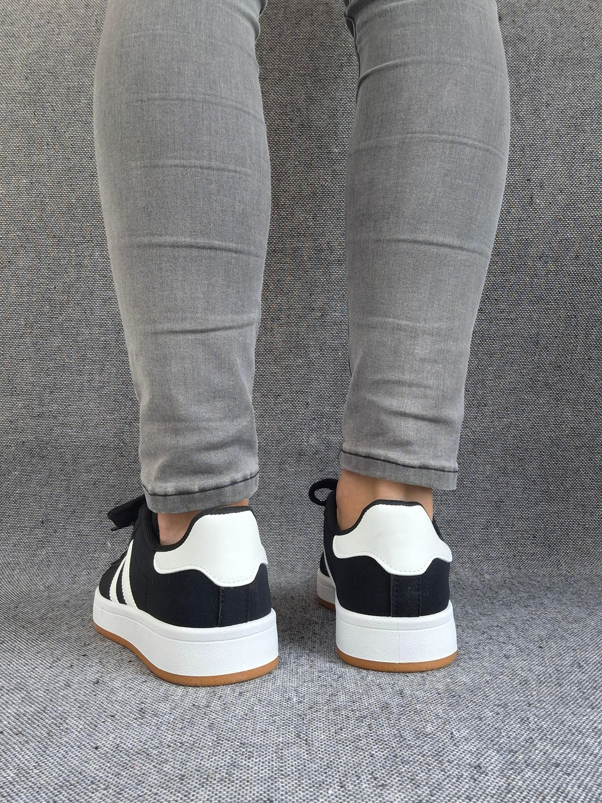 Chaussures baskets basses noir à rayures blanches lacets noirs style sneakers campus Le Petit Placard