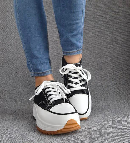 Chaussures baskets basses plate-forme toile couleur Noir et blanc Le Petit Placard