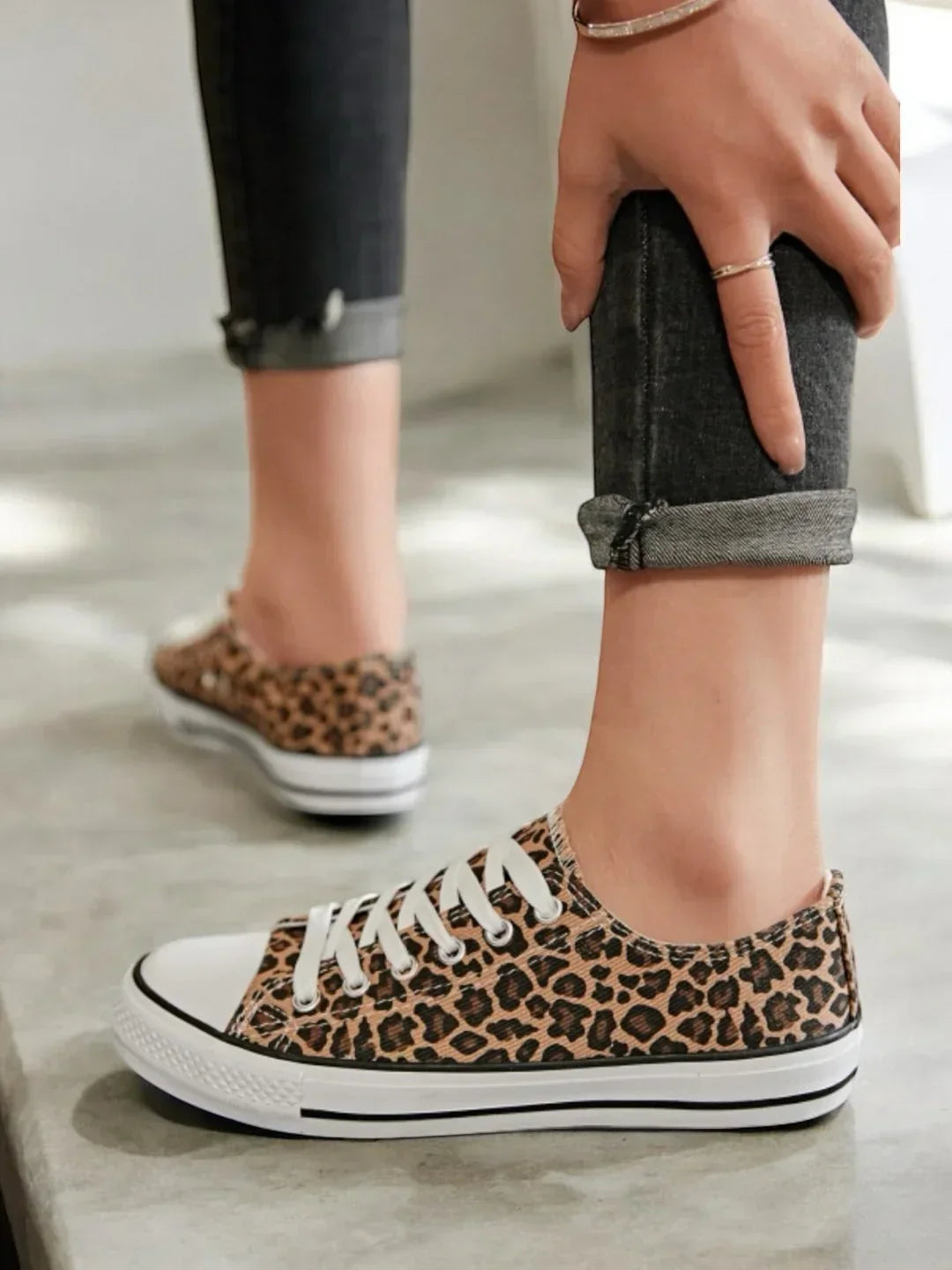 Chaussures baskets basses tissu léopard style converse Le Petit Placard