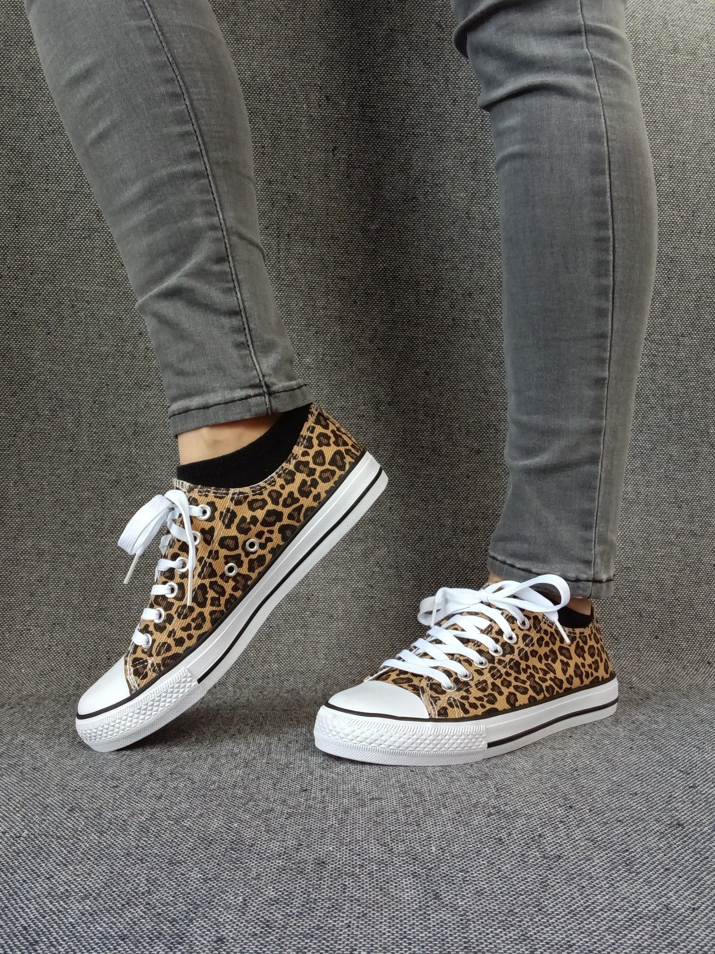 Chaussures baskets basses tissu léopard style converse Le Petit Placard