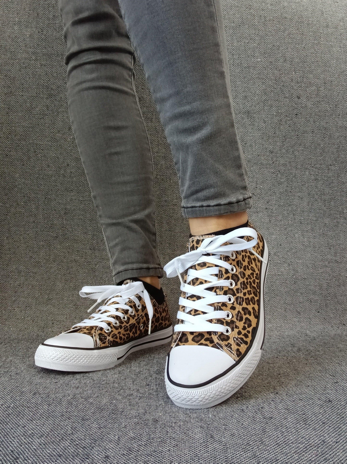 Chaussures baskets basses tissu léopard style converse Le Petit Placard
