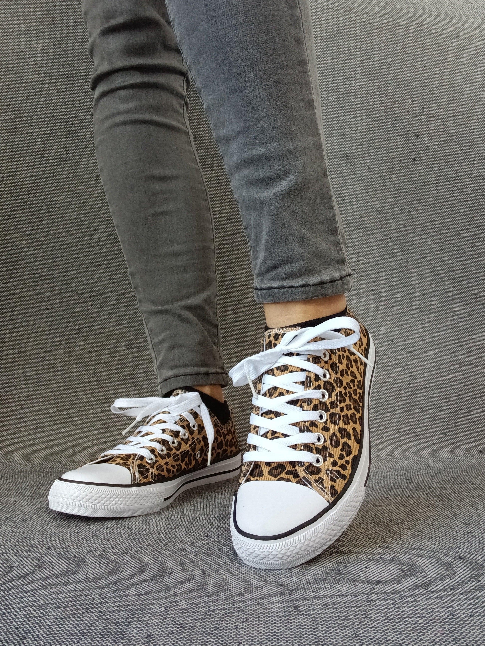 Chaussures baskets basses tissu léopard style converse Le Petit Placard