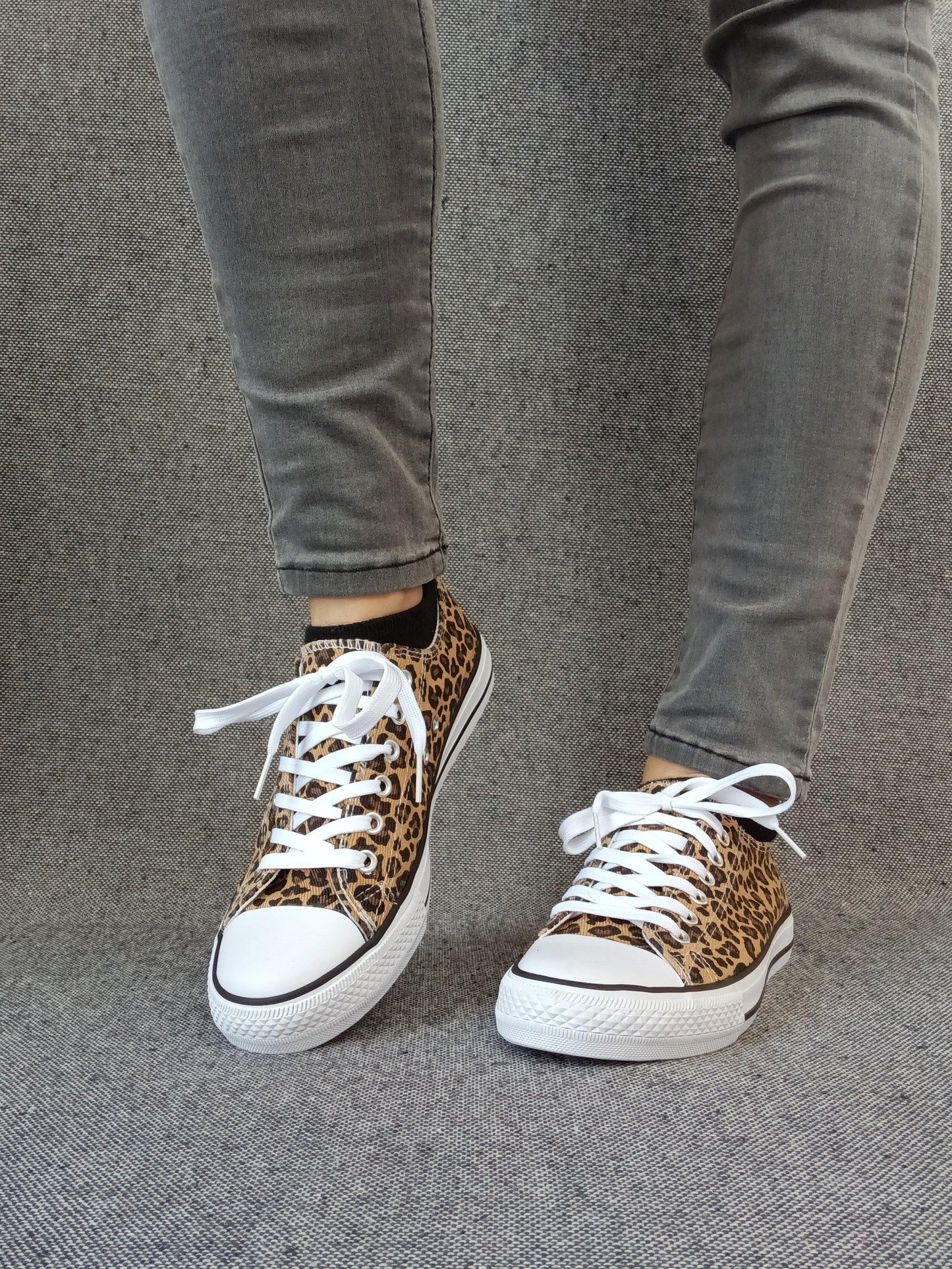 Chaussures baskets basses tissu léopard style converse Le Petit Placard