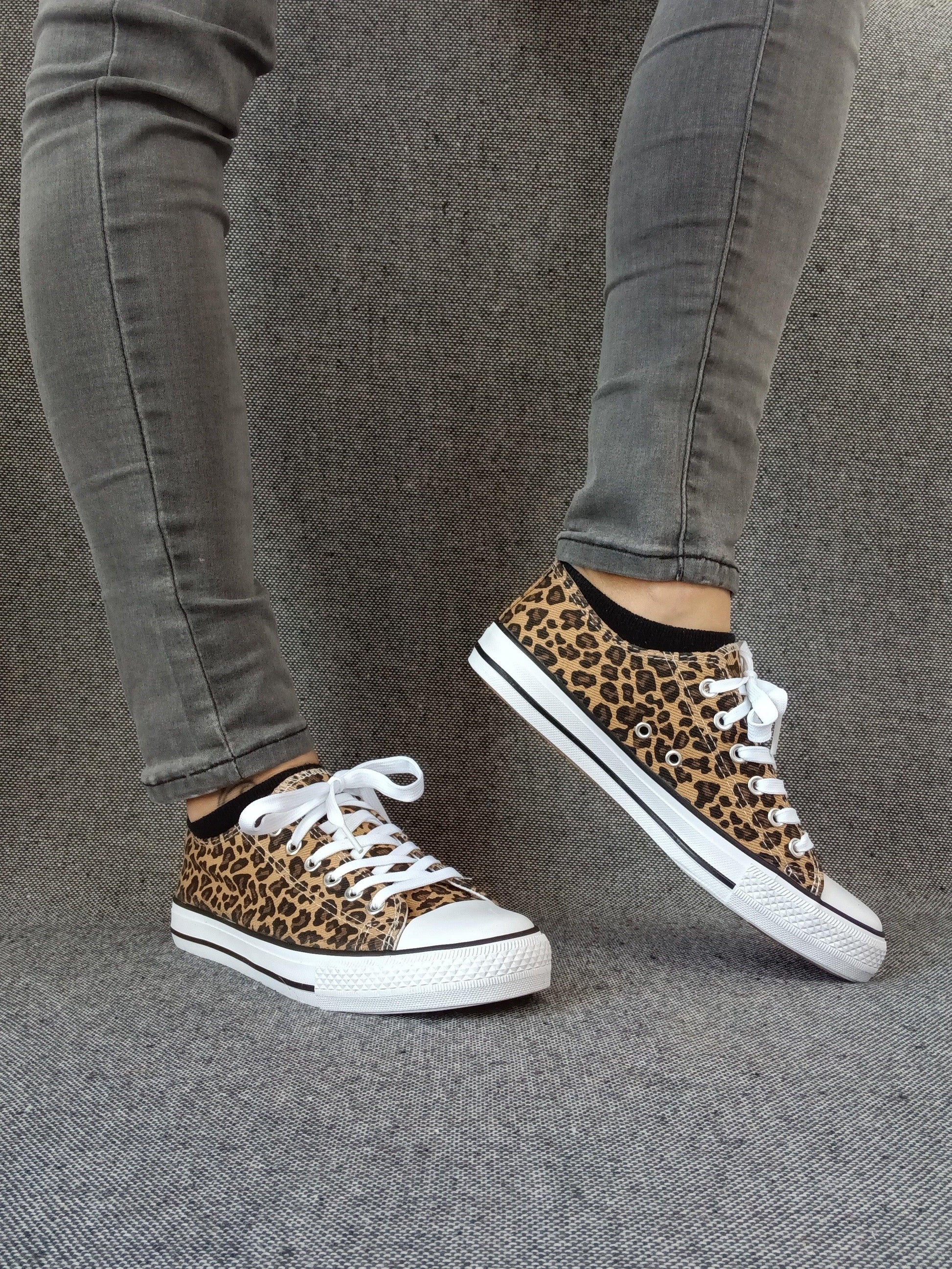 Chaussures baskets basses tissu léopard style converse Le Petit Placard