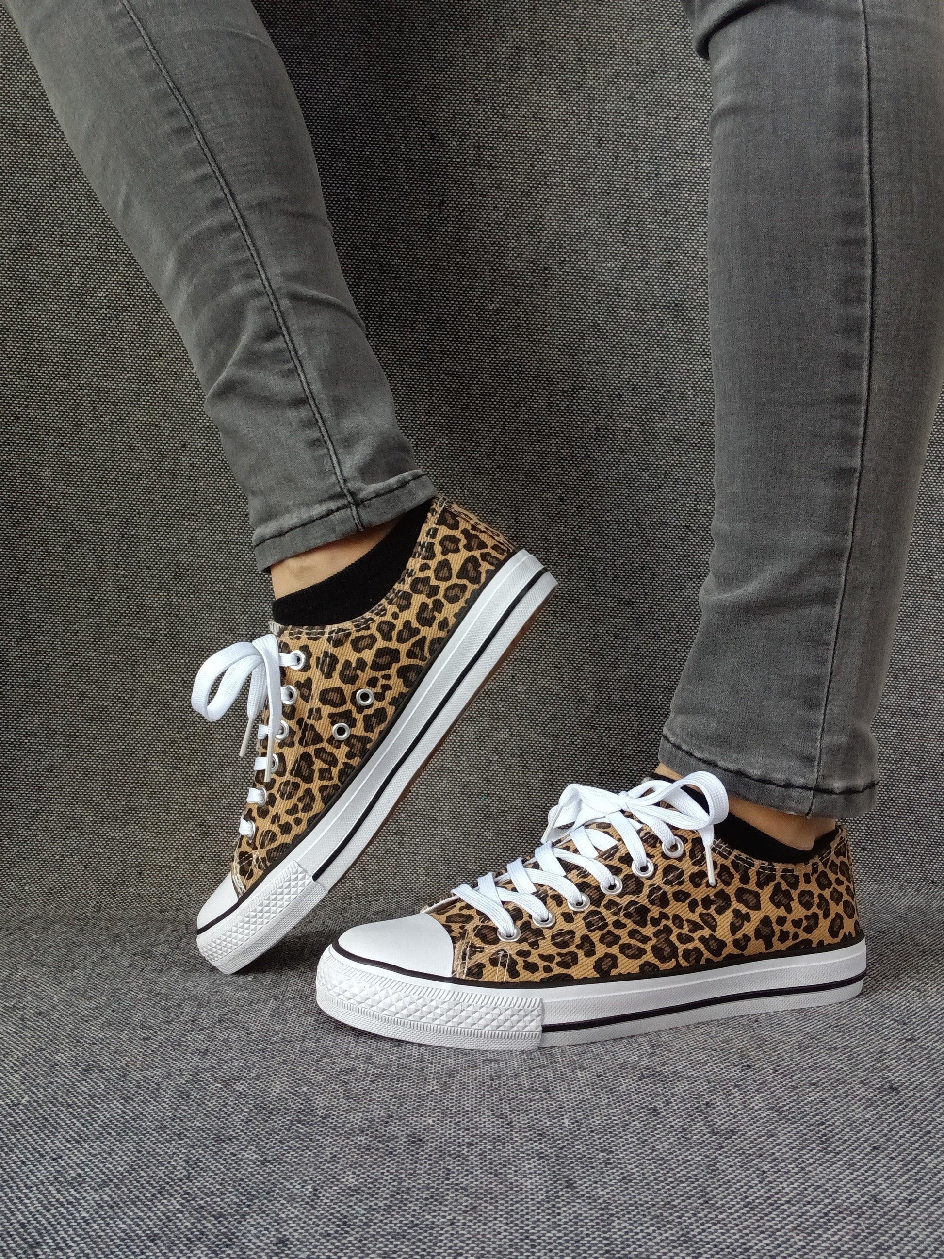 Chaussures baskets basses tissu léopard style converse Le Petit Placard