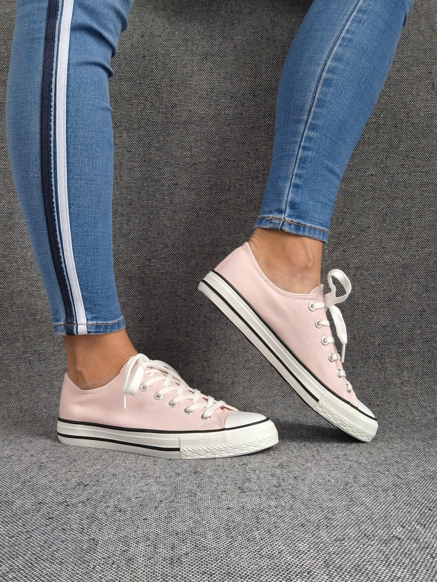 Chaussures baskets basses tissu toile rose pale style converse Le Petit Placard