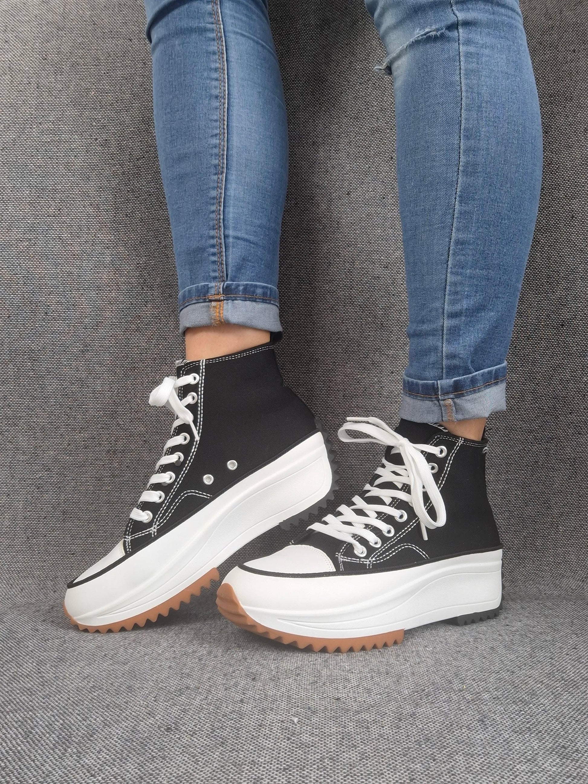 Chaussures baskets haute plate-forme toile couleur Noir et blanc Le Petit Placard