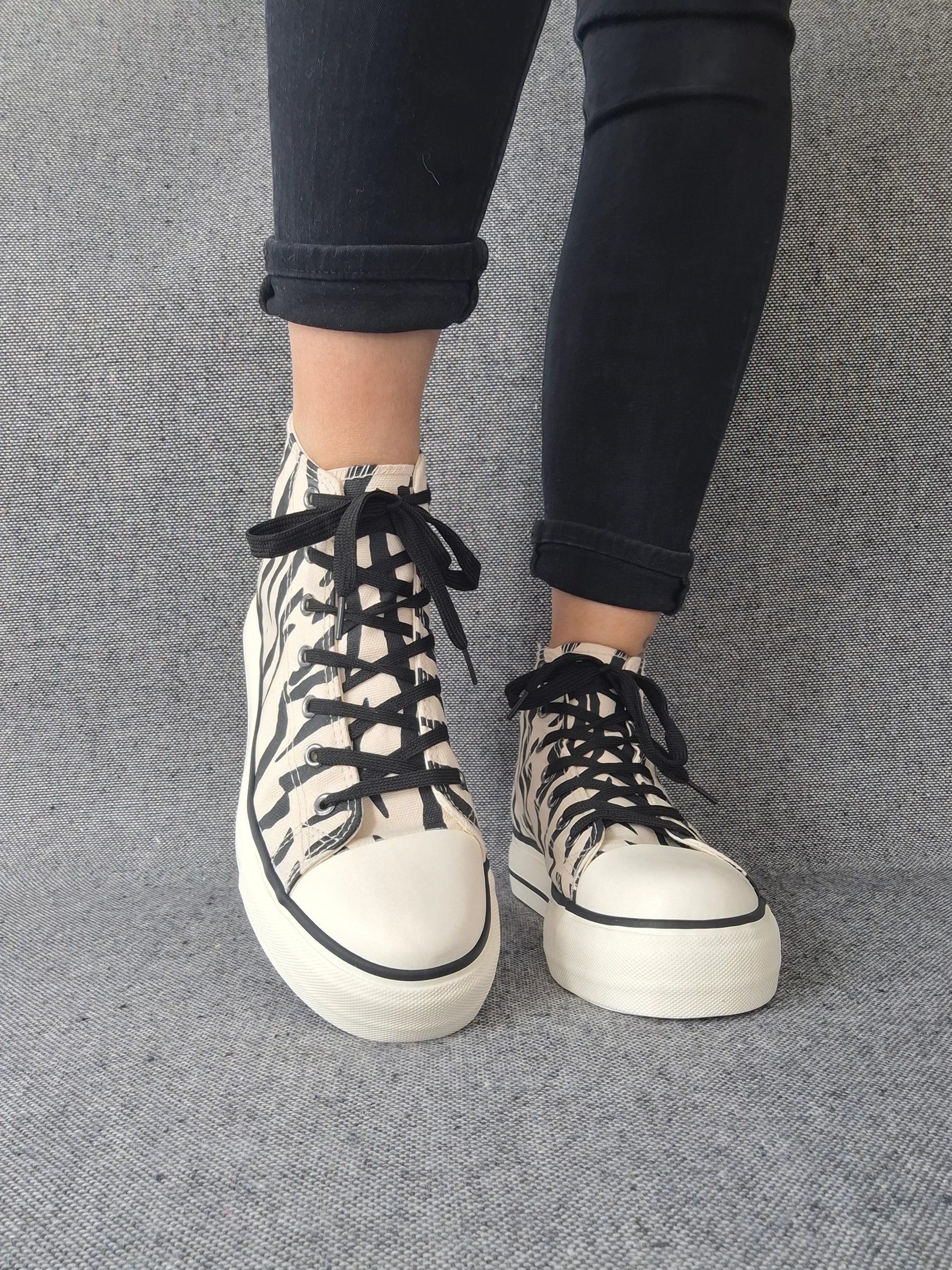 Chaussures baskets hautes en toile motif zèbre noir et blanc style converse Le Petit Placard