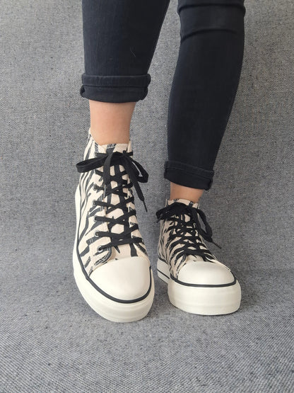 Chaussures baskets hautes en toile motif zèbre noir et blanc style converse Le Petit Placard