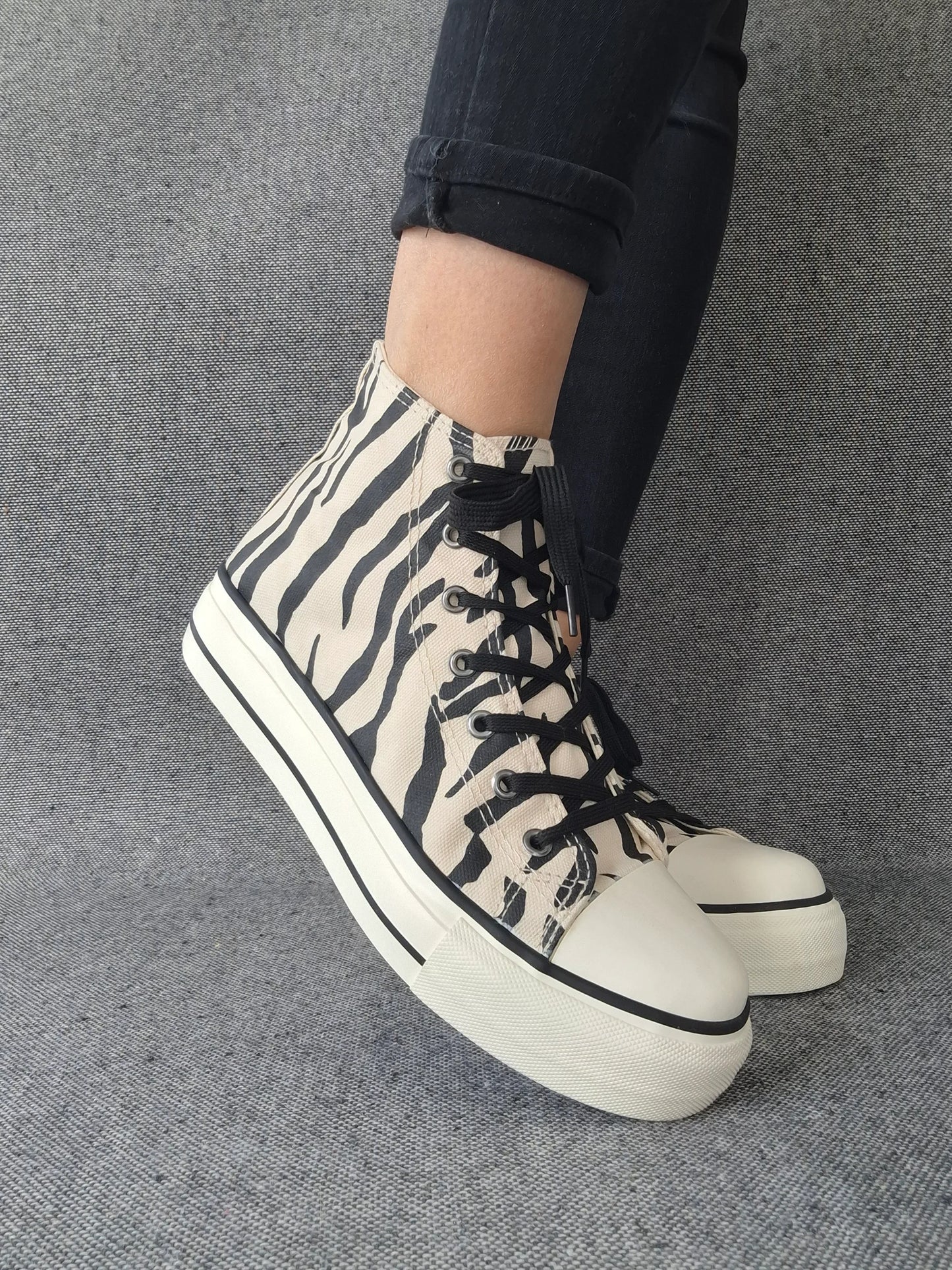 Chaussures baskets hautes en toile motif zèbre noir et blanc style converse Le Petit Placard