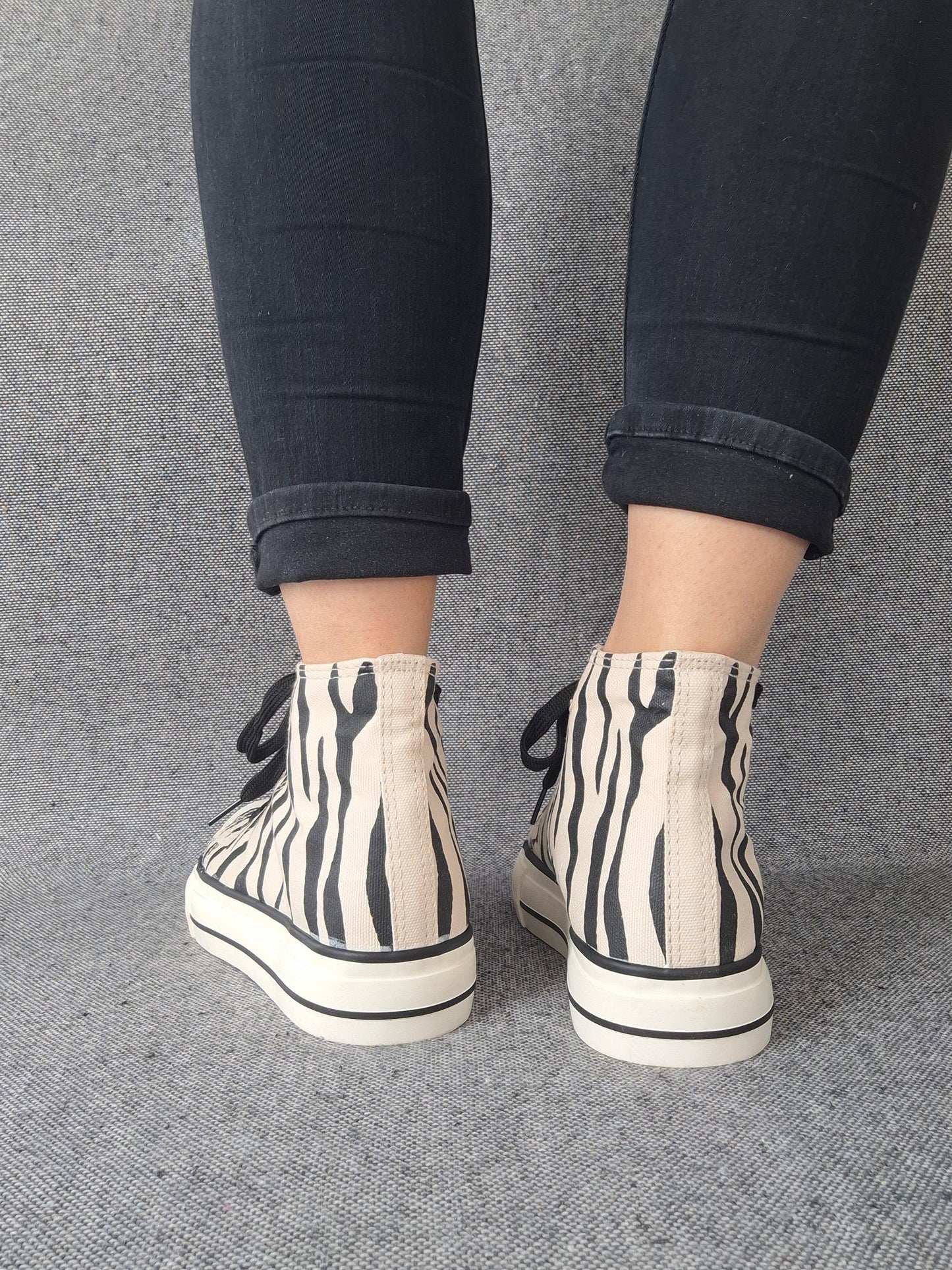 Chaussures baskets hautes en toile motif zèbre noir et blanc style converse Le Petit Placard