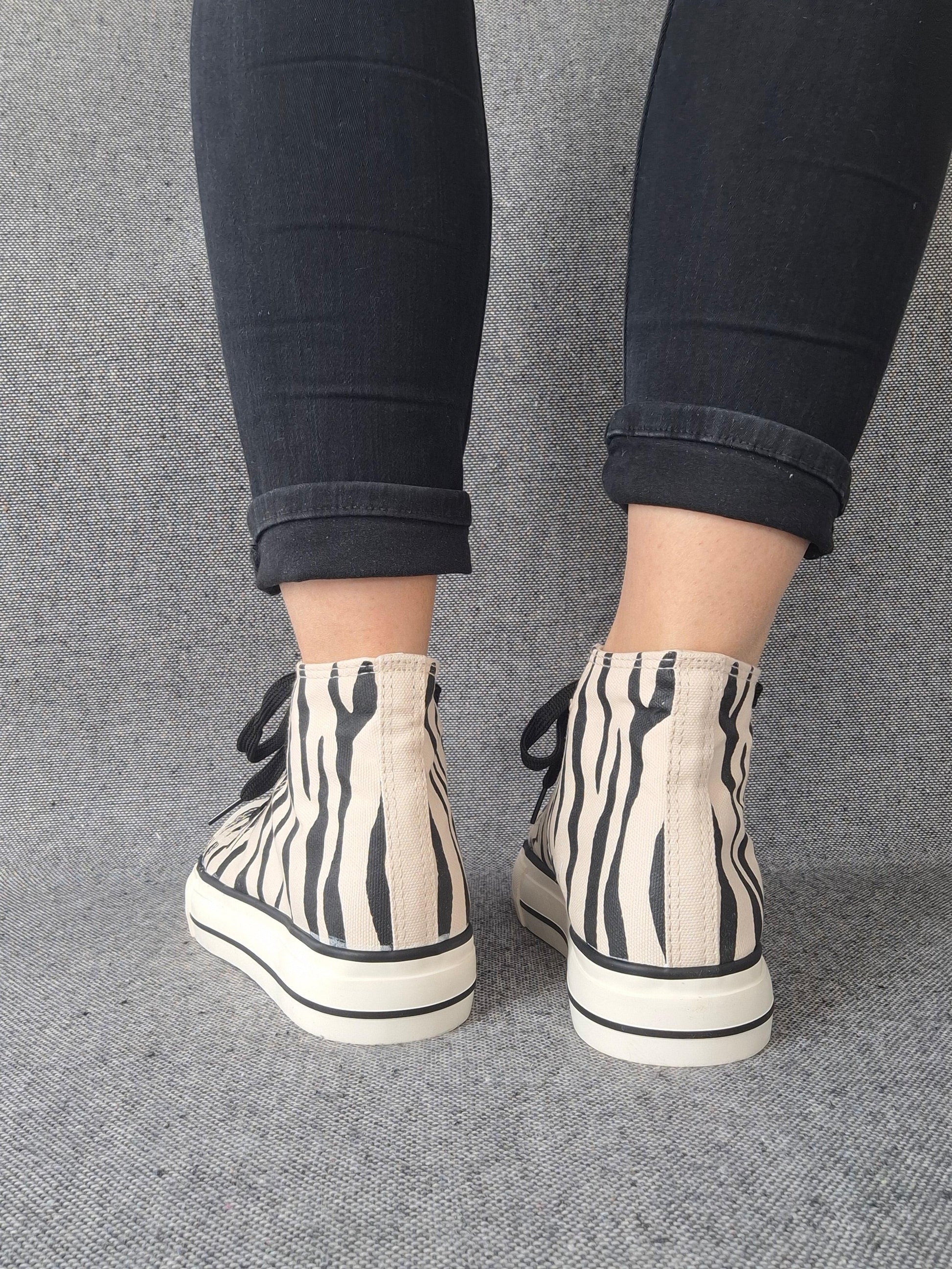 Chaussures baskets hautes en toile motif zèbre noir et blanc style converse Le Petit Placard