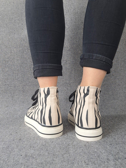 Chaussures baskets hautes en toile motif zèbre noir et blanc style converse Le Petit Placard